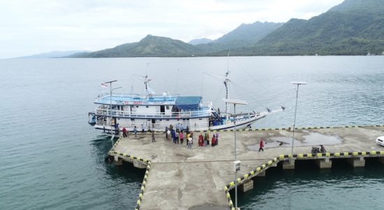 Bantu Korban Gempa Tim Rumah Sakit Terapung UNAIR Berlabuh di Palipi Majene