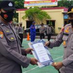 Dinilai Berprestasi, Dua Personel Polres Polman Menerima Piagam Penghargaan