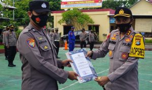 Dinilai Berprestasi, Dua Personel Polres Polman Menerima Piagam Penghargaan