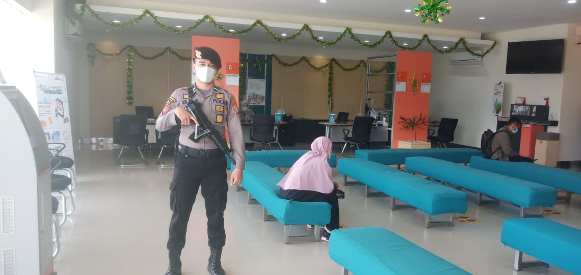 Menjaga Objek Vital Tetap Aman, Unit Pam Obvit Sat Sabhara Polres Polman Melaksanakan Penjagaan Bank BNI Cabang Polewali