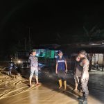 Kapolsek Wonomulyo Pantau Langsung Titik Banjir di Kecamatan Mapilli