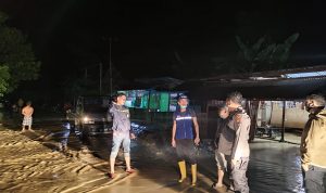 Kapolsek Wonomulyo Pantau Langsung Titik Banjir di Kecamatan Mapilli