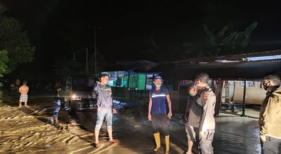 Kapolsek Wonomulyo Pantau Langsung Titik Banjir di Kecamatan Mapilli