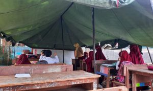 Pantau Proses PTM, Ombudsman Sulbar : Antusias Peserta Didik Luar Biasa Meski Masih Terdapat Pembelajaran Di Bawah Tenda Darurat