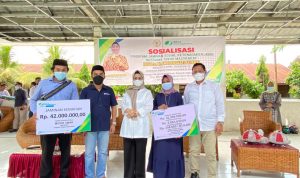 Dra. Hj. Andi Ruskati Ali Baal Serahkan Santunan BPJS Ketenagakerjaan dan Bayarkan Iuran 3 Bulan