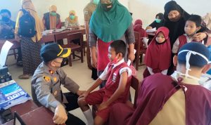 Heboh, Ini Aksi Kapolsek Urban Wonomulyo Saat Kunjungi Lokasi Vaksinasi