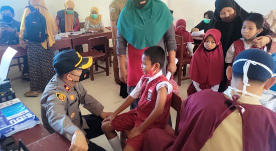 Heboh, Ini Aksi Kapolsek Urban Wonomulyo Saat Kunjungi Lokasi Vaksinasi