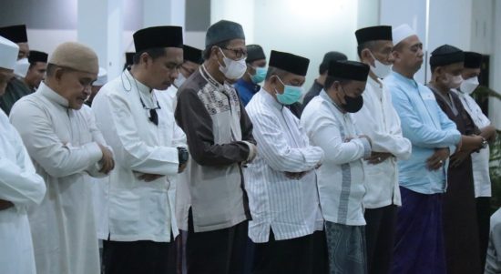 Sambut Ramadhan, Bupati AIM Tarwih Bersama Kepala OPD