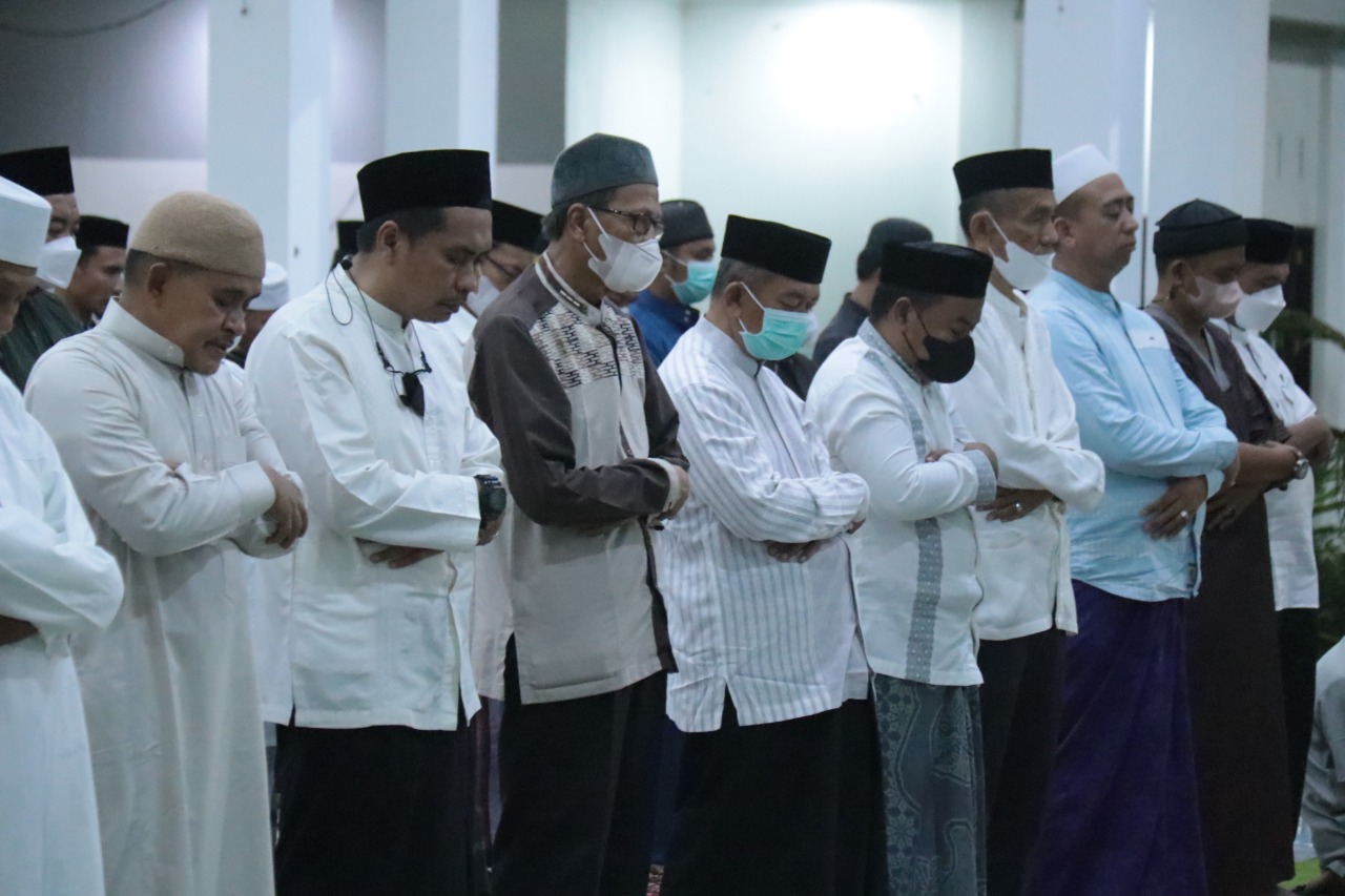 Sambut Ramadhan, Bupati AIM Tarwih Bersama Kepala OPD