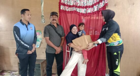 Jumat berkah, satlantas Polres Polman santuni penyandang disabilitas
