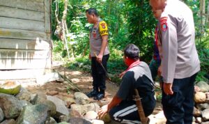 Kapolres Polman Bedah Rumah kakek lansia di Duampanua