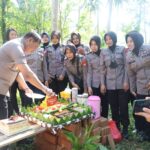 Rayakan HUT Polwan Ke – 74 di lokasi bedah rumah kakek lansia,Kapolres: ini bentuk kepedulian
