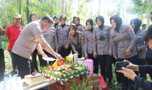 Rayakan HUT Polwan Ke – 74 di lokasi bedah rumah kakek lansia,Kapolres: ini bentuk kepedulian