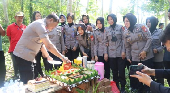 Rayakan HUT Polwan Ke – 74 di lokasi bedah rumah kakek lansia,Kapolres: ini bentuk kepedulian