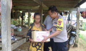 Tempuh jarak belasan Kilometer,Kapolres Polman salurkan bantuan