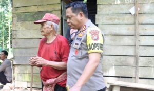 Kapolres Polman Bedah Rumah kakek lansia di Duampanua