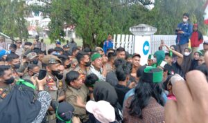Demo tolak kenaikan harga BBM, pengunjuk rasa nyaris Ricuh dengan petugas satpol