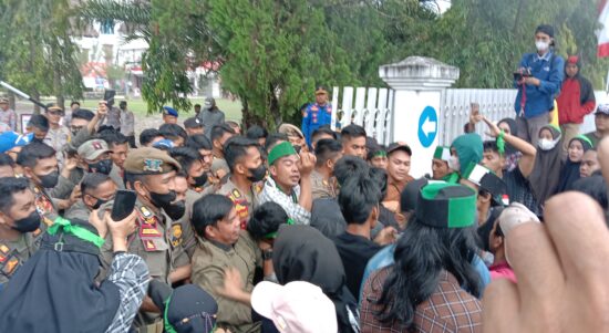 Demo tolak kenaikan harga BBM, pengunjuk rasa nyaris Ricuh dengan petugas satpol