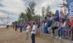 Warga kota Balikpapan Kalimantan timur antusias sambut Passandeq di pantai Manggar
