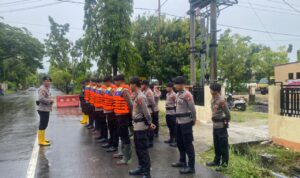 95 Personel Polres Polman Diterjunkan Back Up dan Evakuasi Bencana banjir