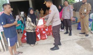 Polres Polman, serahkan bantuan sembako ke korban Banjir di kecamatan Tinambung