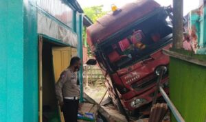 Di duga Ngantuk Truk BBM seruduk rumah Warga di Balanipa
