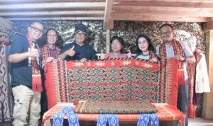 Berkunjung ke UMKM, Akmal ajak masyarakat promosi tenun sekomandi