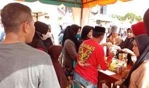 Warga Padati Bazar murah di Mapolres Polman