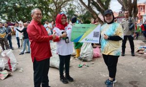 Semarak HUT RI,ke 78 DLHK Polman gelar lomba pungut sampah di pantai bahari