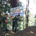 Waspada Bencana, Anggota Kodim Polman Pasang Banner Imbauan Di Sejumlah Titik