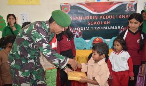 Kodim 1428/Mamasa Gelar Program Hasanuddin Peduli Anak Sekolah: Berikan Makan Gratis dan Alat Tulis untuk Siswa SDN 010 Pakassasan Kodim 1428/Mamasa Gelar Program Hasanuddin Peduli Anak Sekolah: Berikan Makan Gratis dan Alat Tulis untuk Siswa SDN 010 Pakassasan