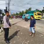 Polsek Wonomulyo Polres Polman Laksanakan Patroli Jalan Kaki di Sekitar Pasar Wonomulyo Kecamatan Wonomulyo