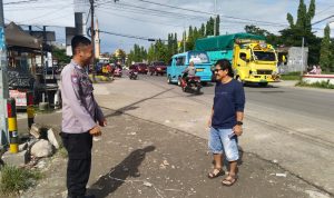 Polsek Wonomulyo Polres Polman Laksanakan Patroli Jalan Kaki di Sekitar Pasar Wonomulyo Kecamatan Wonomulyo