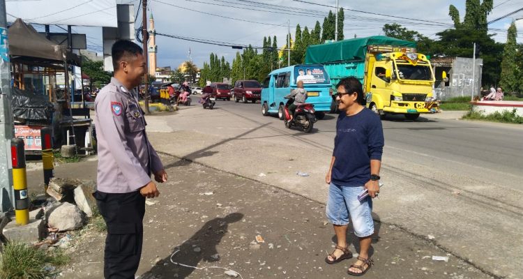 Polsek Wonomulyo Polres Polman Laksanakan Patroli Jalan Kaki di Sekitar Pasar Wonomulyo Kecamatan Wonomulyo