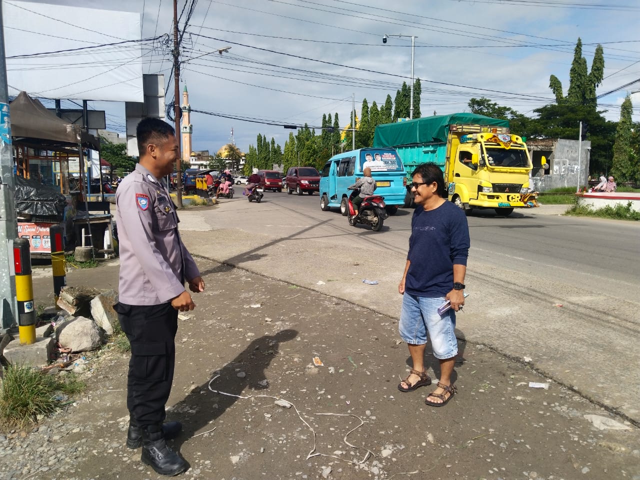 Polsek Wonomulyo Polres Polman Laksanakan Patroli Jalan Kaki di Sekitar Pasar Wonomulyo Kecamatan Wonomulyo