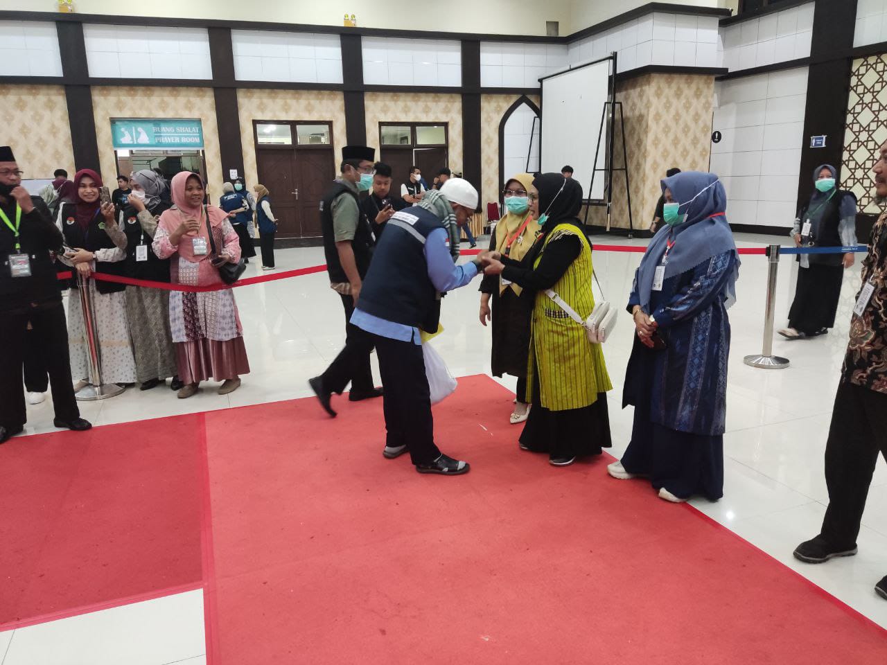Wakil Bupati Polman Sambut Jamaah Haji Kloter 11 di Asrama Haji Sudiang