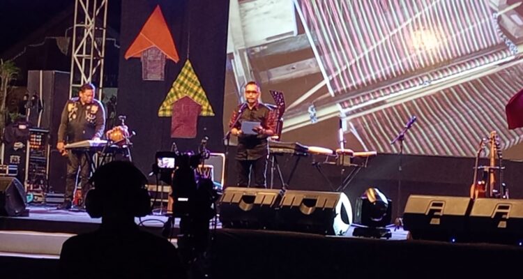 Orasi Budaya Dr. Aco Musaddad, Pentinganya Generasi Muda Wajib Melestarikan Tenun Sutra Mandar !