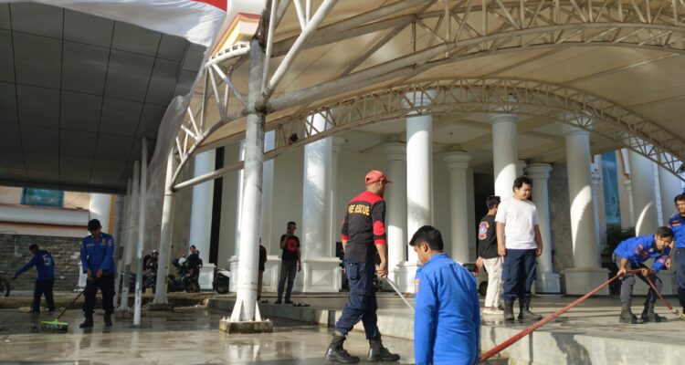Sambut HUT RI ke-80, Pemkab Polman Gotong Royong “Jum’at Bersih Relawan Merdeka”