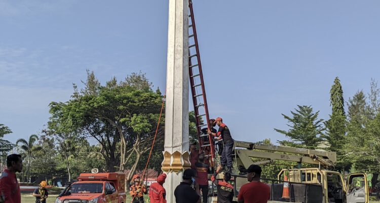 Damkar Polman Turut Bersihkan Lapangan Pancasila Jelang HUT ke-80 RI