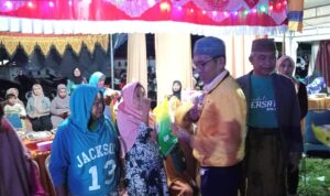 KUA Anreapi Berbagi Kebahagiaan dengan Beras di Pesta Rakyat HUT RI ke-80