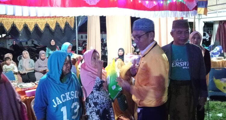 KUA Anreapi Berbagi Kebahagiaan dengan Beras di Pesta Rakyat HUT RI ke-80