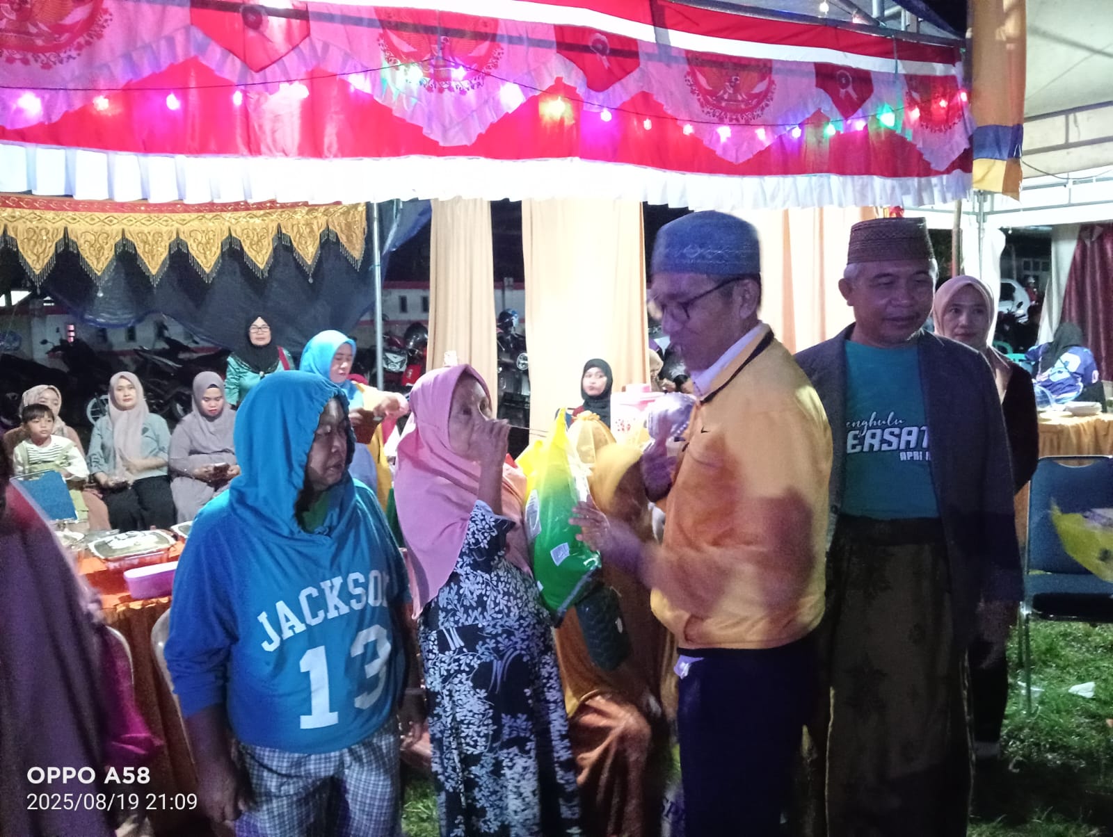 KUA Anreapi Berbagi Kebahagiaan dengan Beras di Pesta Rakyat HUT RI ke-80