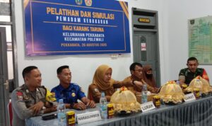 Kolaborasi Lurah Pekkabata dan Damkar Polman Gelar Simulasi Kebakaran 