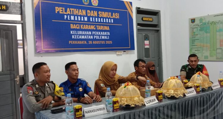 Kolaborasi Lurah Pekkabata dan Damkar Polman Gelar Simulasi Kebakaran 