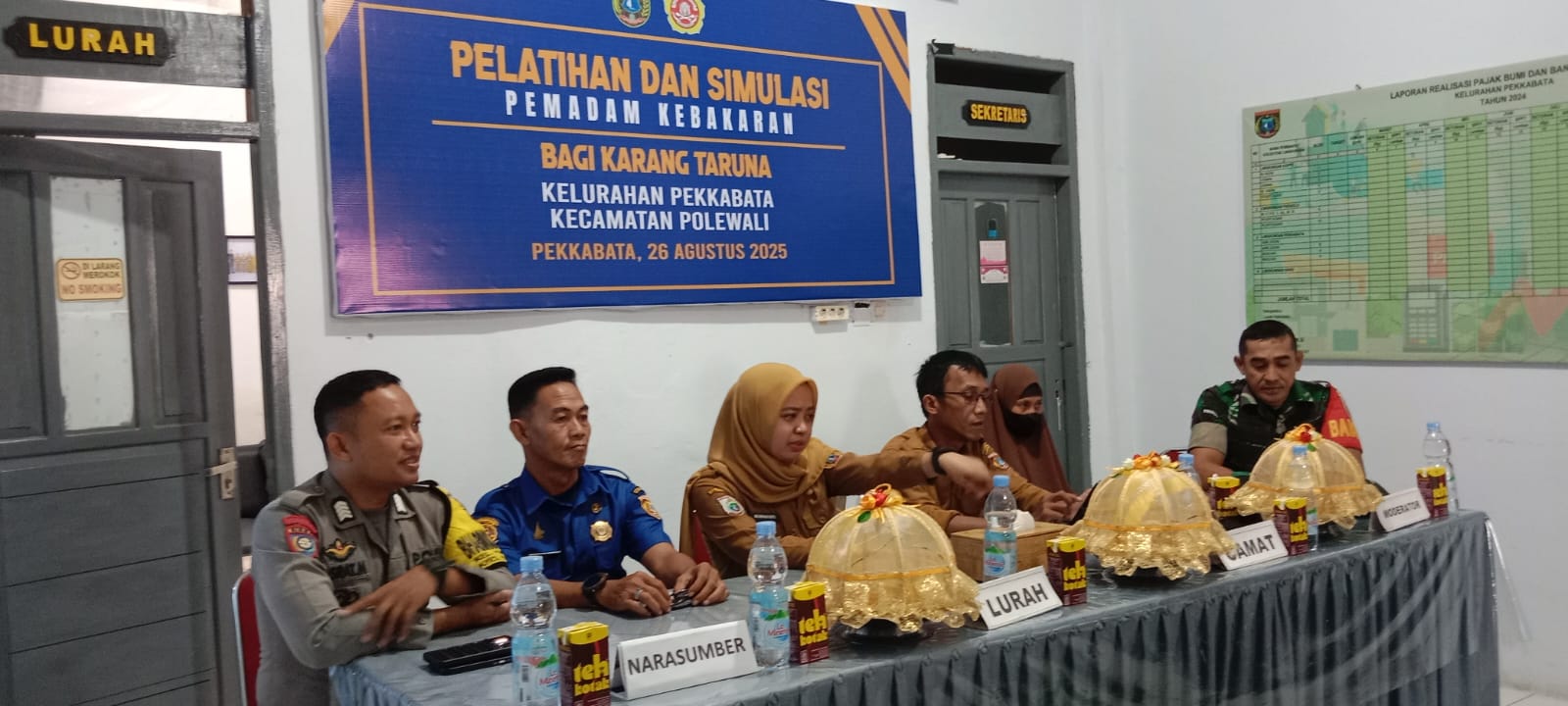 Kolaborasi Lurah Pekkabata dan Damkar Polman Gelar Simulasi Kebakaran 