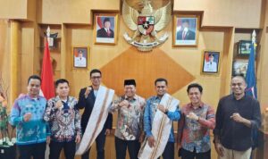 Serahkan Hasil Pengawasan ke Bupati Mamasa, Ombudsman Sulbar Tekankan Kualitas Layanan di Semua Sektor