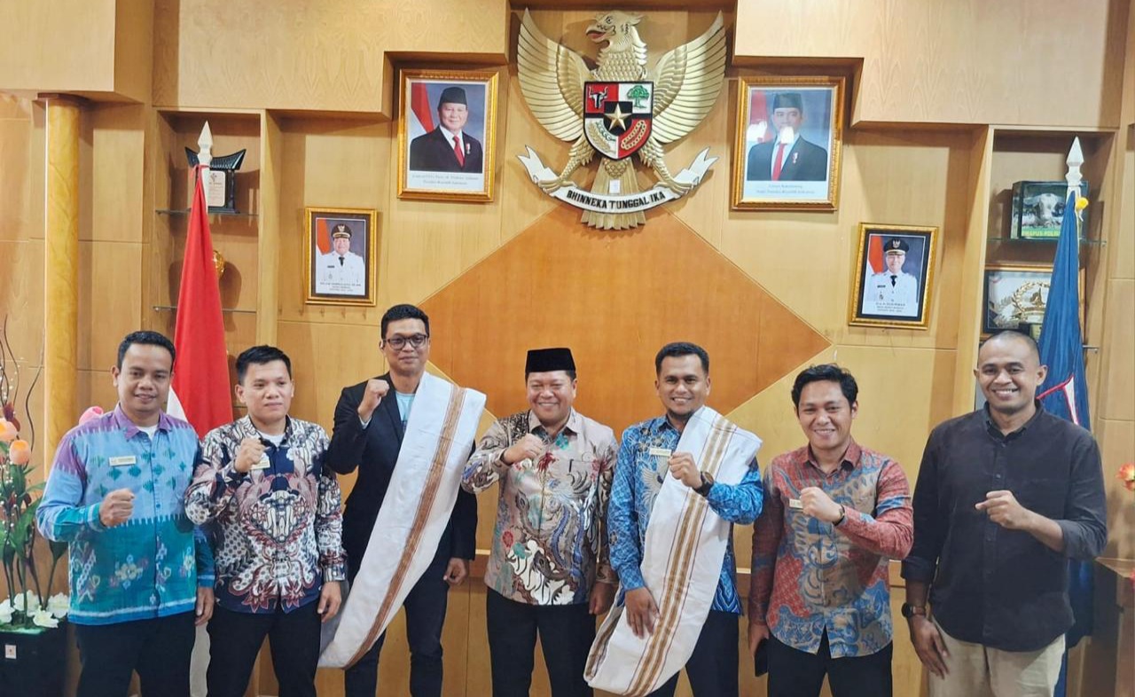Serahkan Hasil Pengawasan ke Bupati Mamasa, Ombudsman Sulbar Tekankan Kualitas Layanan di Semua Sektor