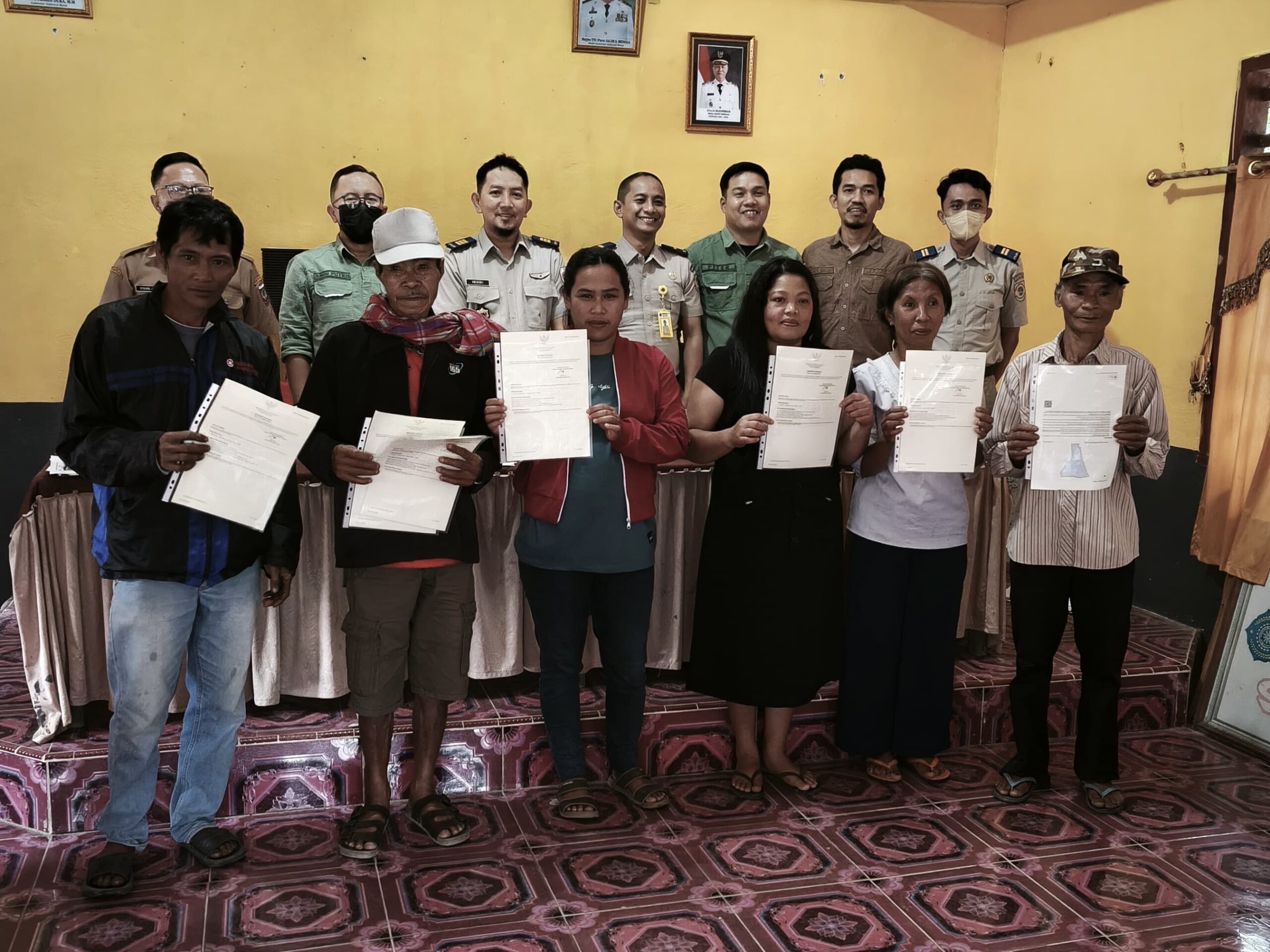 Kabupaten Mamasa Wujudkan Kepastian Hukum melalui Penyerahan Sertipikat Elektronik di Desa Tamalantik