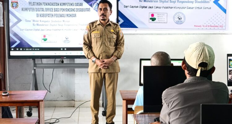 Kepala Dinas Kominfo SP Polewali Mandar Buka Pelatihan Komputer bagi Penyandang Disabilitas Kepala Dinas Kominfo SP Polewali Mandar Buka Pelatihan Komputer bagi Penyandang Disabilitas