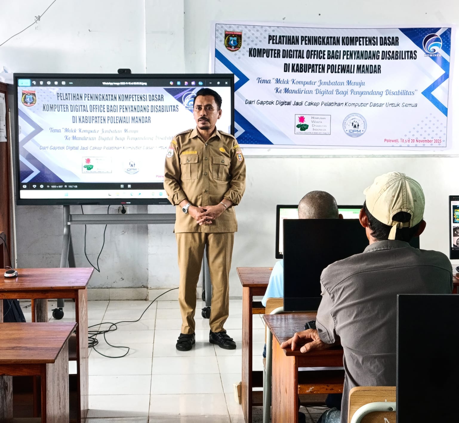 Kepala Dinas Kominfo SP Polewali Mandar Buka Pelatihan Komputer bagi Penyandang Disabilitas